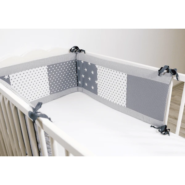 Ullenboom Patchwork-Nestje Voor Babybed 140x70 Cm Grijze Sterren (420 Cm Rondom) - Afbeelding 2